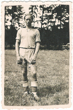 Vereinsfußballer Alfred Weimar Anfang der 1950er Jahre. Zum Schutz seiner Schienbeine hatte er die Schoner mit Bandsägeblättern verstärkt.