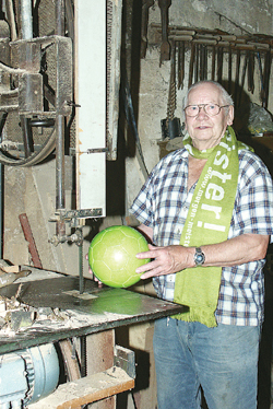 Der Betrieb von Alfred Weimar ruht seit dem Jahr 2000. Nur gelegentlich ist er noch „am Ball“ mit der Bandsäge zum Brennholz schneiden.