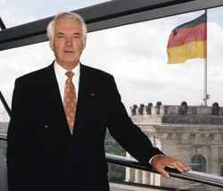HwK-Präsident Karl-Heinz Scherhag engagierte sich von 1994 bis 2002 als Bundestagsabgeordneter für die Interessen der Region wie auch die des Handwerks.