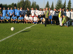 Mit dem dynamisch ausgeführten Anstoß von HwK-Präsident Karl-Heinz Scherhag startete der Meisterschuss mit rund 130 Mannschaften und 1.400 Fußballern am Abend des 21. Septembers in die Vorrunde, die auf zwölf Plätzen in Rheinland-Pfalz ausgetragen wurde.