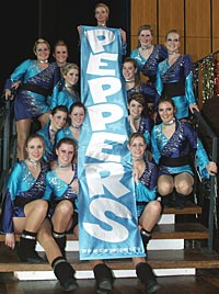 Foto: Die Cheerleadergruppe "Peppers" aus Buchholz im Westerwald - mit einigen Handwerkern in ihren Reihen - sorgt bei der Meisterfeier für Stimmung.