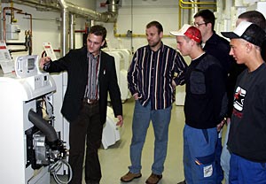 Foto: Kai Schwindenhammer (l.) führt seinen früheren Lehrmeister Wilfried Bleser (2.v.l.) und dessen Mannschaft in eine neue Regelungstechnik ein.