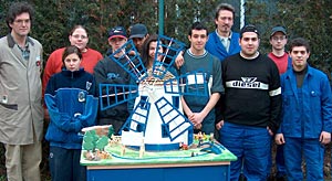 Foto: Die Jugendlichen und ihre Ausbildungsmeister zeigen stolz ihre gelungene Projektarbeit.