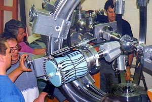 Foto: Kernphysiker und Handwerker Dr. Heinz Georg Thomas (2.v.l.) bei der Montage seiner Detektoren.