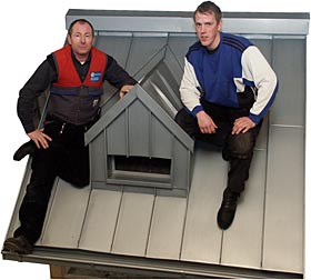 Foto: Als Meisterstück fertigte Jürgen Krohn (r.) ein Metall-Dach mit Gaupe in Doppelstehfalztechnik. Eine solide Grundlage für seine Zusammenarbeit mit Dachdeckermeister Kurt Reiner.