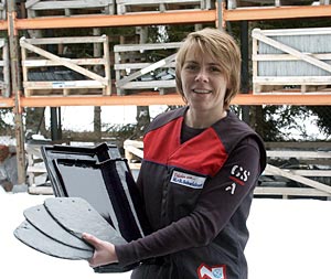 Foto: Dachdeckermeisterin Saskia Schwickert führt mit Cousin Theo das Unternehmen in dritter Generation.