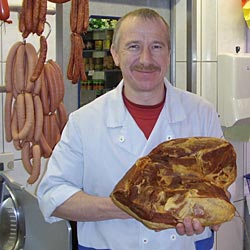 Foto: Fleischermeister Hans Gläser führt das vor 50 Jahren gegründete Unternehmen seit 1989.