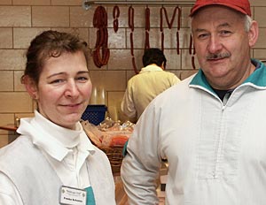 Foto: Franka Schuster (l.) arbeitet als Doppelmeisterin im Familienunternehmen von Vater Alfred mit.