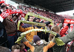 Foto: Dank "Meisterschuss!"-Gewinnspiel erlebte Kevin Wydymanski aus Koblenz (vorne) den Bundesliga-Klassiker Mainz gegen Kaiserslautern mit.