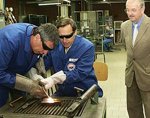Foto: BIBB-Präsident Manfred Kremer (r.) und Prof. Dr. Reinhold Weiß (M.) erleben Handwerk hautnah.