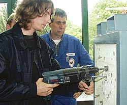Foto: Die sichere Befestigung beginnt bei Bohrloch und Dübel.