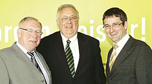 Foto: Setzen auf Kontinuität in der Zusammenarbeit (v.l.): Staatsminister a.D. Hans-Artur Bauckhage, Hauptgeschäftsführer Dr. h.c. mult. Karl-Jürgen Wilbert und Wirtschaftsminister Hendrik Hering.