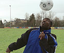 Foto: Kfz-Technikermeister Iddy Uwimana, früherer Nationalspieler Ruandas, tritt beim Meisterschuss an.