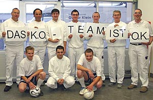Foto: Malermeister Otmar Klein (r.) und seine Mitarbeiter/Mitspieler, darunter die beiden Lehrlinge (knieend).