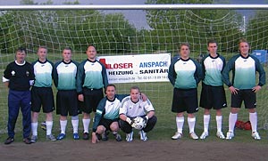 Foto: Trainieren für den Meisterschuss: die Fußballer von  „Löser + Anspach“.