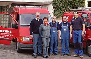 Foto: Eduard Krahe (l.) mit Ehefrau Doris, Sohn Alexander (r.) und Mitarbeitern.