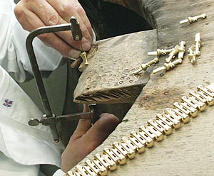 Foto: Handwerkliche Spitzenleistung für die automobile Edelmarke Rolls Royce: das Armband zum Wagen aus Idar-Oberstein.