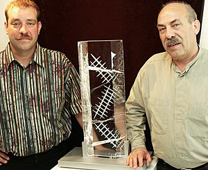 Foto: Bernd (r.) und Tom Munsteiner aus Stipshausen genießen zusammen mit Jutta Munsteiner national wie auch international einen erstklassigen Ruf bei der Schmuckgestaltung.