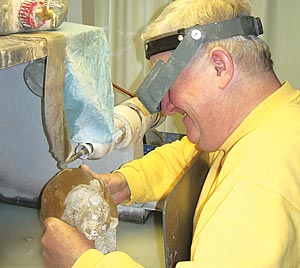 Foto: Seit 40 Jahren gestaltet Ortwin Zerfass Figuren aus Edelsteinen, wie hier einen Bären.