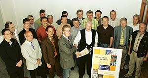 Foto: Der Präsident des Baugewerbeverbandes Rheinland e.V., Harald Neubauer (Mitte), überreichte in einer Feierstunde den ersten Meisterbetrieben aus dem nördlichen Rheinland-Pfalz das neue Qualitätssiegel „Meisterhaft“.