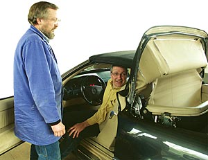 Foto: Ein eingespieltes Team sind Sattlermeister Steffen Meininger (r.) und sein Mitarbeiter Friedhelm Braun, der seit 45 Jahren dem Familienbetrieb angehört.