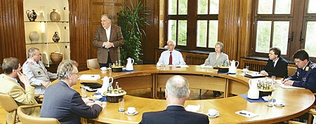 Foto: HwK-Hauptgeschäftsführer Dr. h.c. mult. Karl-Jürgen Wilbert (M.) diskutierte mit Repräsentanten aus Bundeswehr und Hochschulen über Bachelor-Studiengänge für ausscheidende Soldaten auf Zeit.