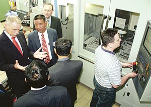 Foto: Der Leiter des Beratungszentrums Bundeswehr-Wirtschaft, Hans-Joachim Benner, erläutert in der CNC-Werkstatt den Gästen aus Kambodscha Grundzüge der handwerklichen Qualifizierung.