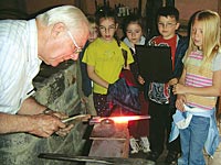 Foto: Der Schmied im Rheinland-Pfälzischen Freilichtmuseum Bad Sobernheim lässt sein altes Handwerk wieder lebendig werden.
