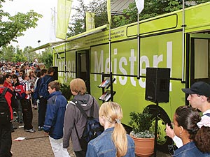 Foto: Informationen zu allen Fragen rund um die Lehre im Handwerk am Handwerkertag in Bad Sobernheim im Morgen Meister!-Bus