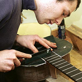 Foto: In Zusammenarbeit mit der Musikinstrumentenmacher-Innung Mittelrhein und dem Landesmuseum Koblenz bietet die HwK Workshops an, die Kindern den handwerklichen Musikinstrumentenbau erschließen.